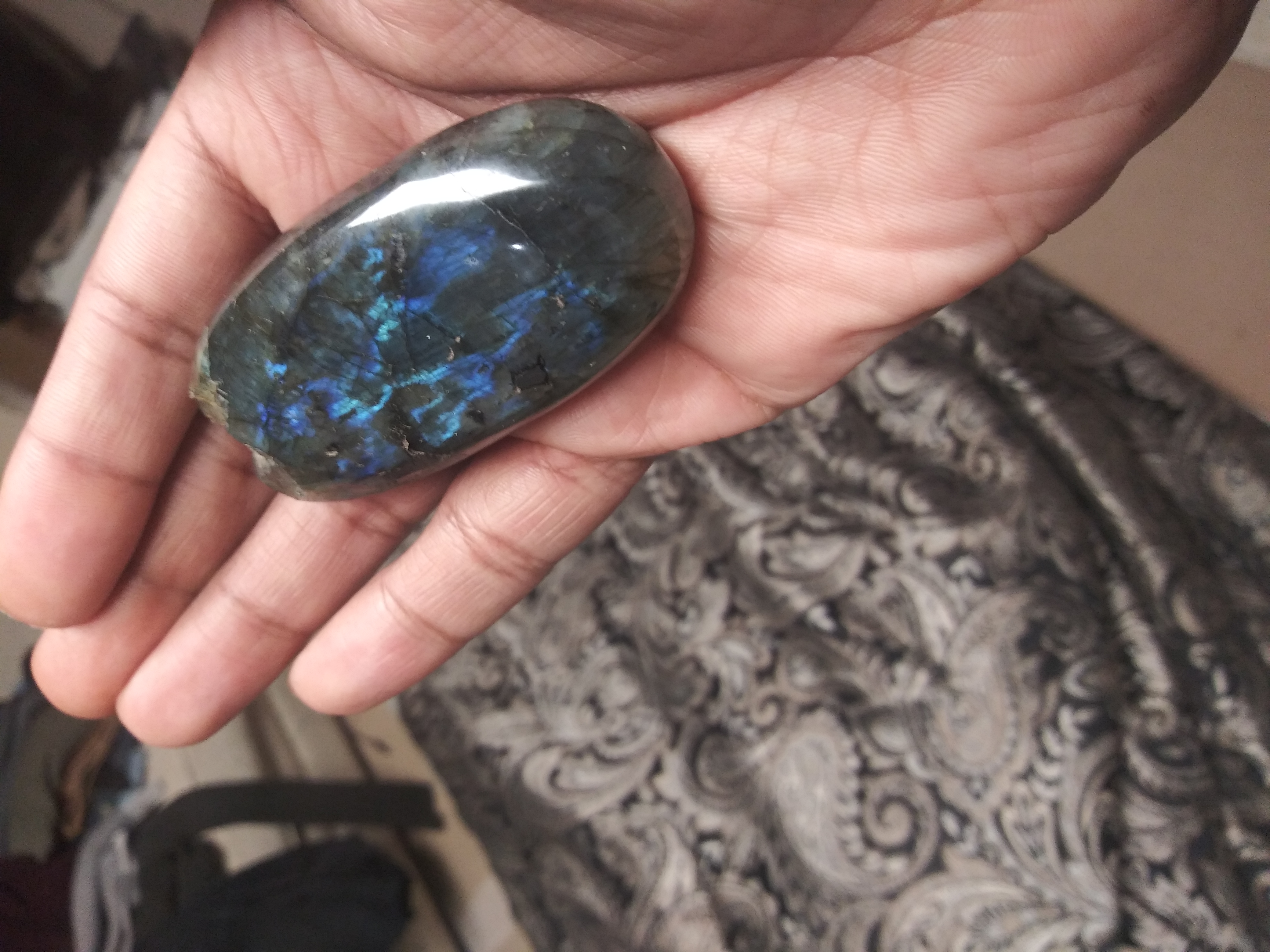 The blue iridescence in the palm