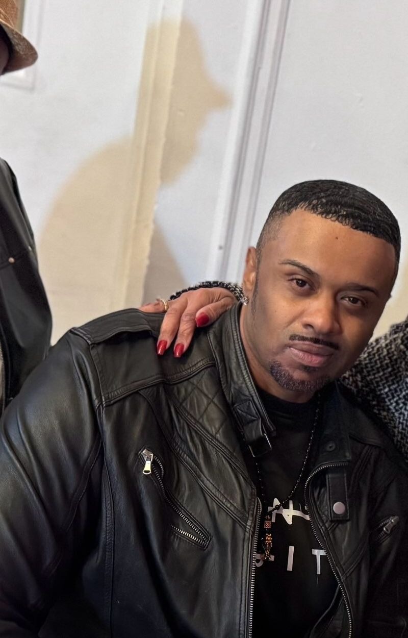 Michael Walker, Entertainment Writer of Oasis Montagé Magazine